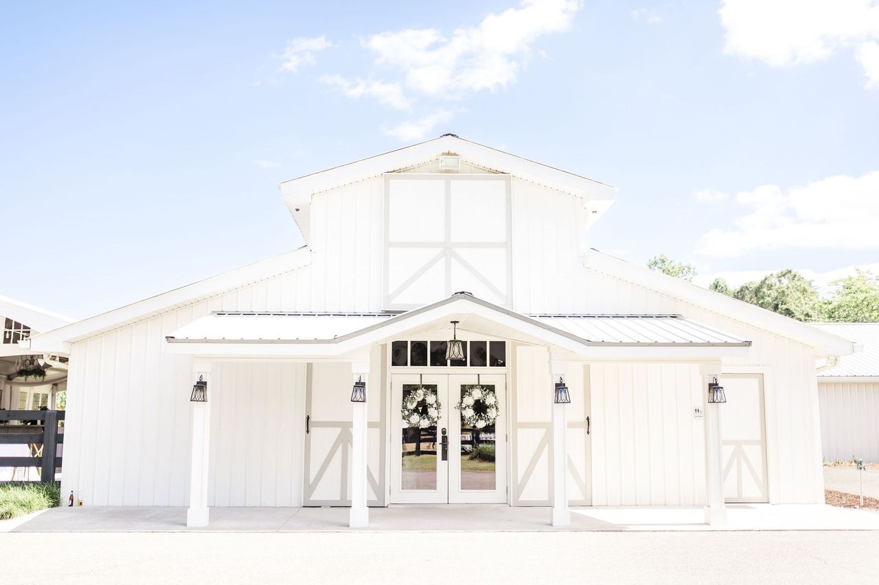 The white barn at White Laurel Estate, a wedding venue in Dawsonville, Georgia